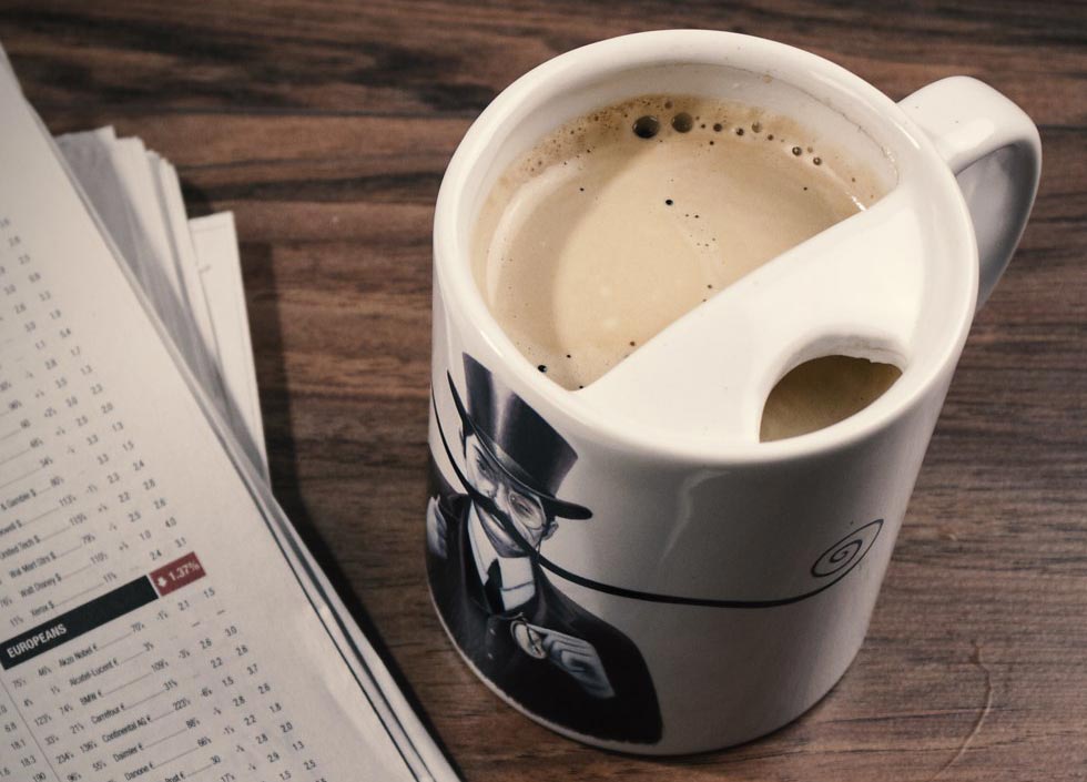 Kako su gospoda nekad, a kako danas, štitila brk prilikom jela (i pila)