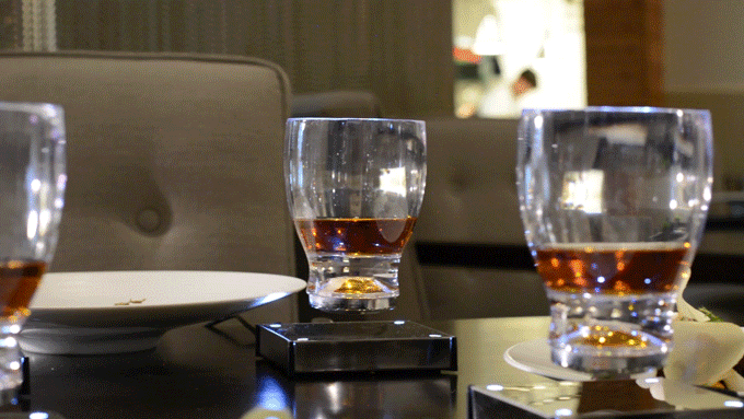 Čašica koja će magično lebdjeti dok uživate u svakoj kapi omiljenog pića