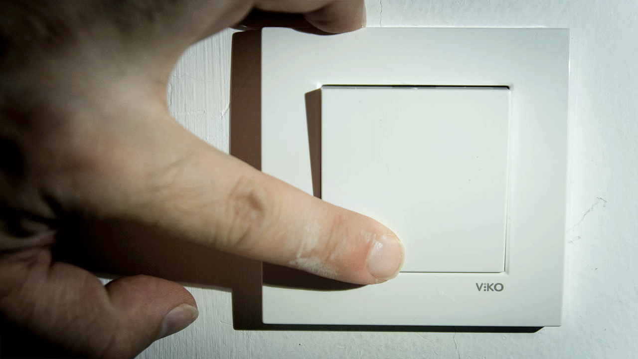 SAM SVOJ MAJSTOR Slikovni vodič za zamjenu neispravnog prekidača za svijetlo