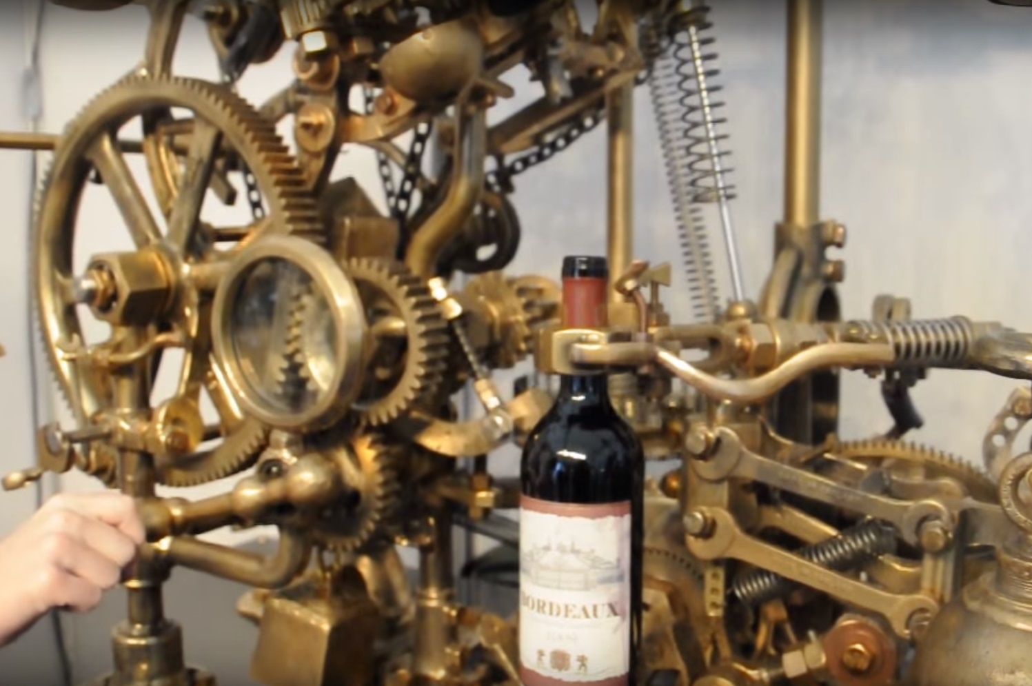 BIJELO ILI CRNO? Izbor je zaista lak uz ovakav ludi stroj za otvaranje butelja