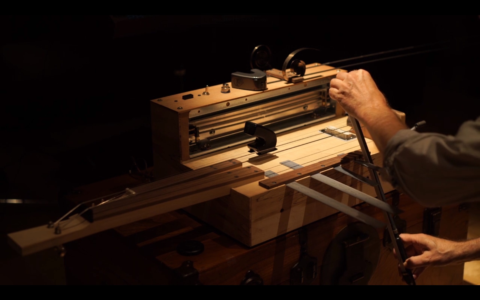 STROJ ZA UZNEMIRAVANJE Predstavljamo instrument osmišljen za sviranje glazbe iz noćnih mora