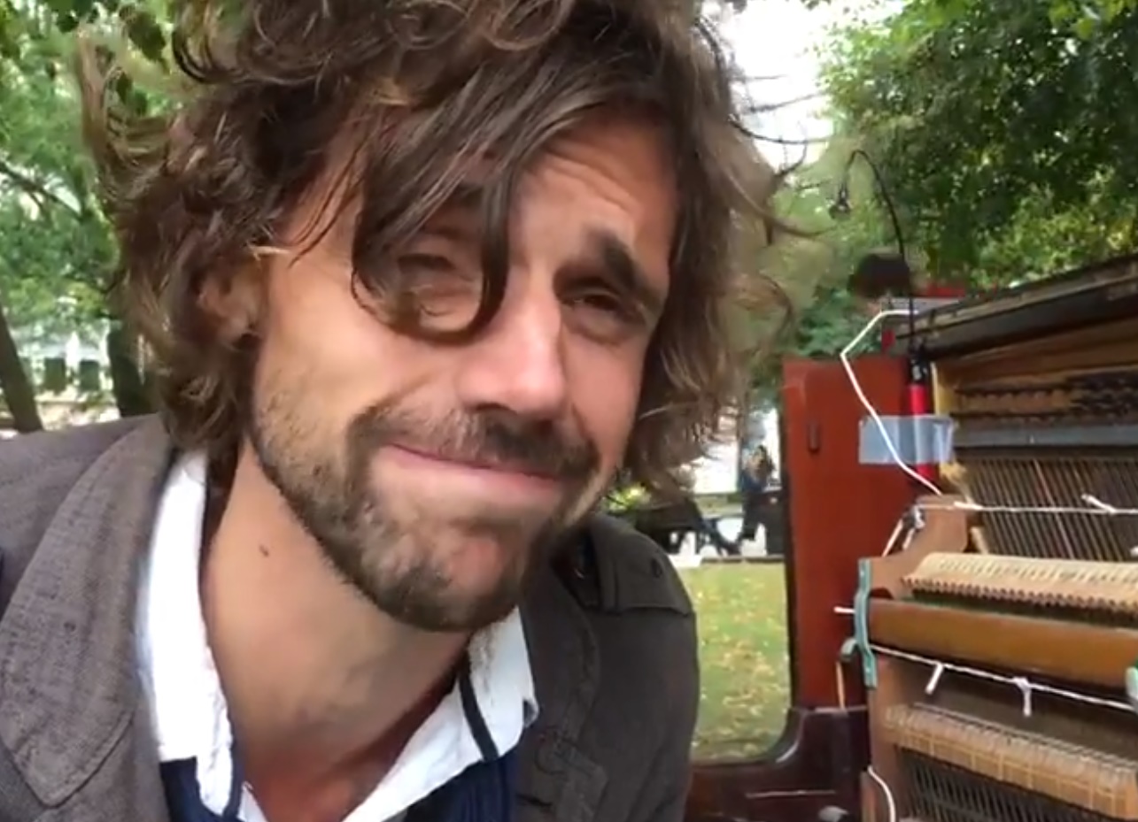 LOŠA IZVEDBA Htio je svirati dok mu se ne vrati bivša ljubav, ali ga je osvijestila šaka u čelo