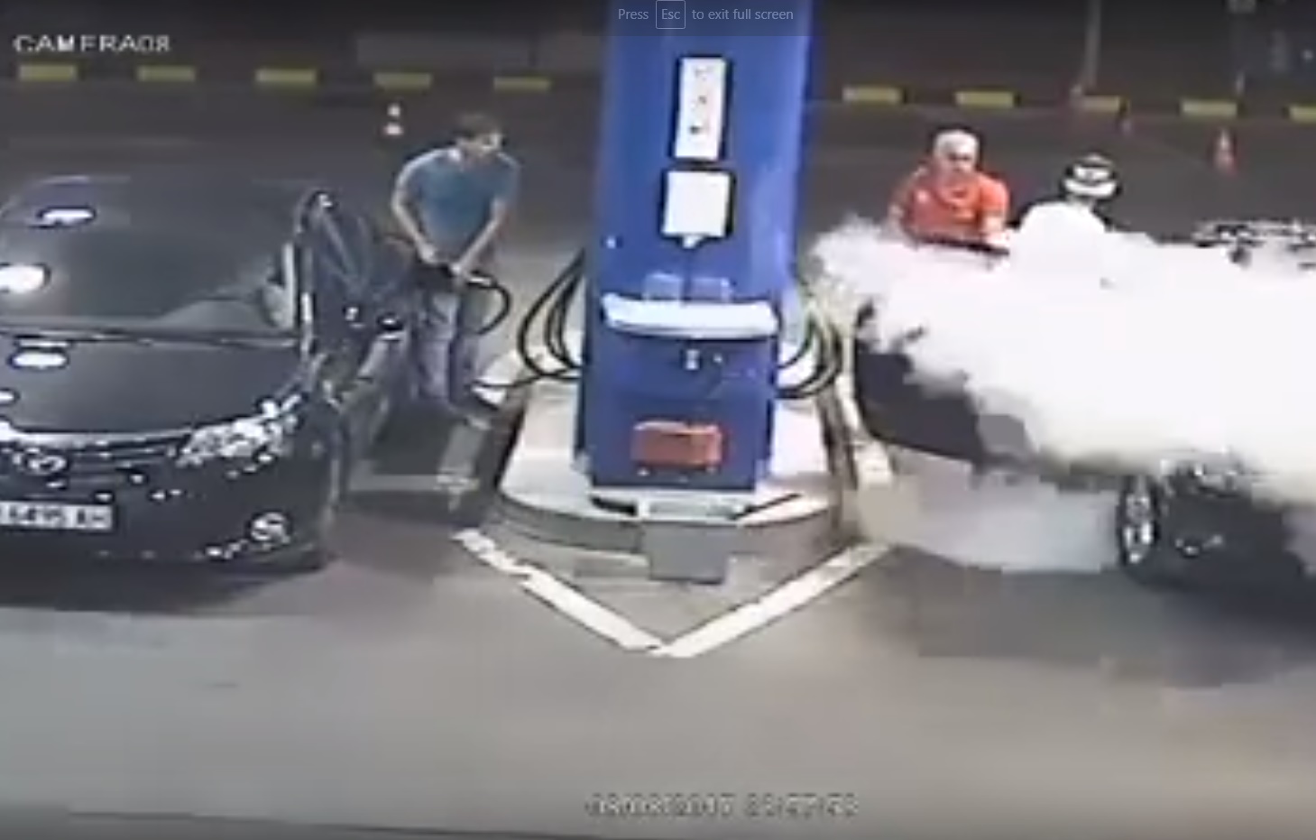 EVO, FRENDE, KAD SI GLUP! Seronja uporno odbija ugasiti cigaretu, ali ima pravde!