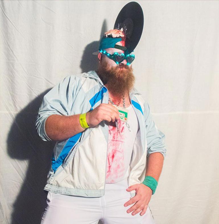 BRADATA NOĆ VJEŠTICA Gospodo, nitko vas ne tjera da se maskirate u zombija