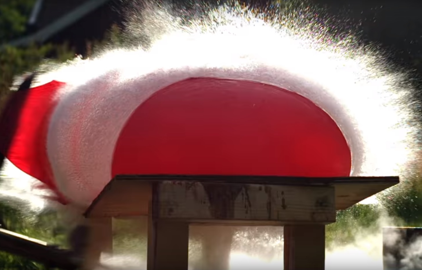 TOTALNI POKOLJ Probajte pogoditi pobjednika u srazu raketnog noža i balona