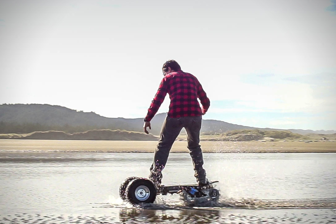 OFF-ROAD SKATEBOARD Ova daska s gusjenicom gazi preko svega