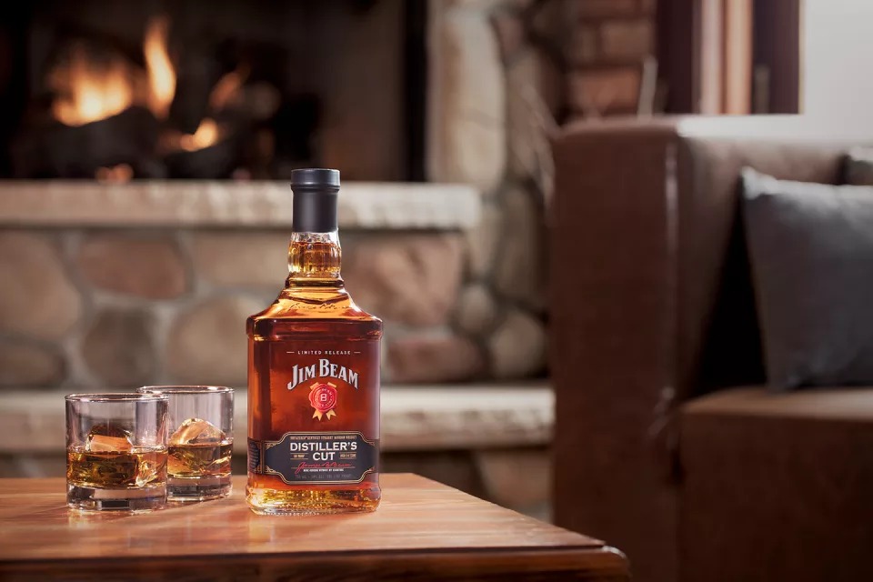 JIM BEAM DISTILLER’S CUT Savršeni spoj slatkoća karamele, nagorenog hrasta i voćnih nota