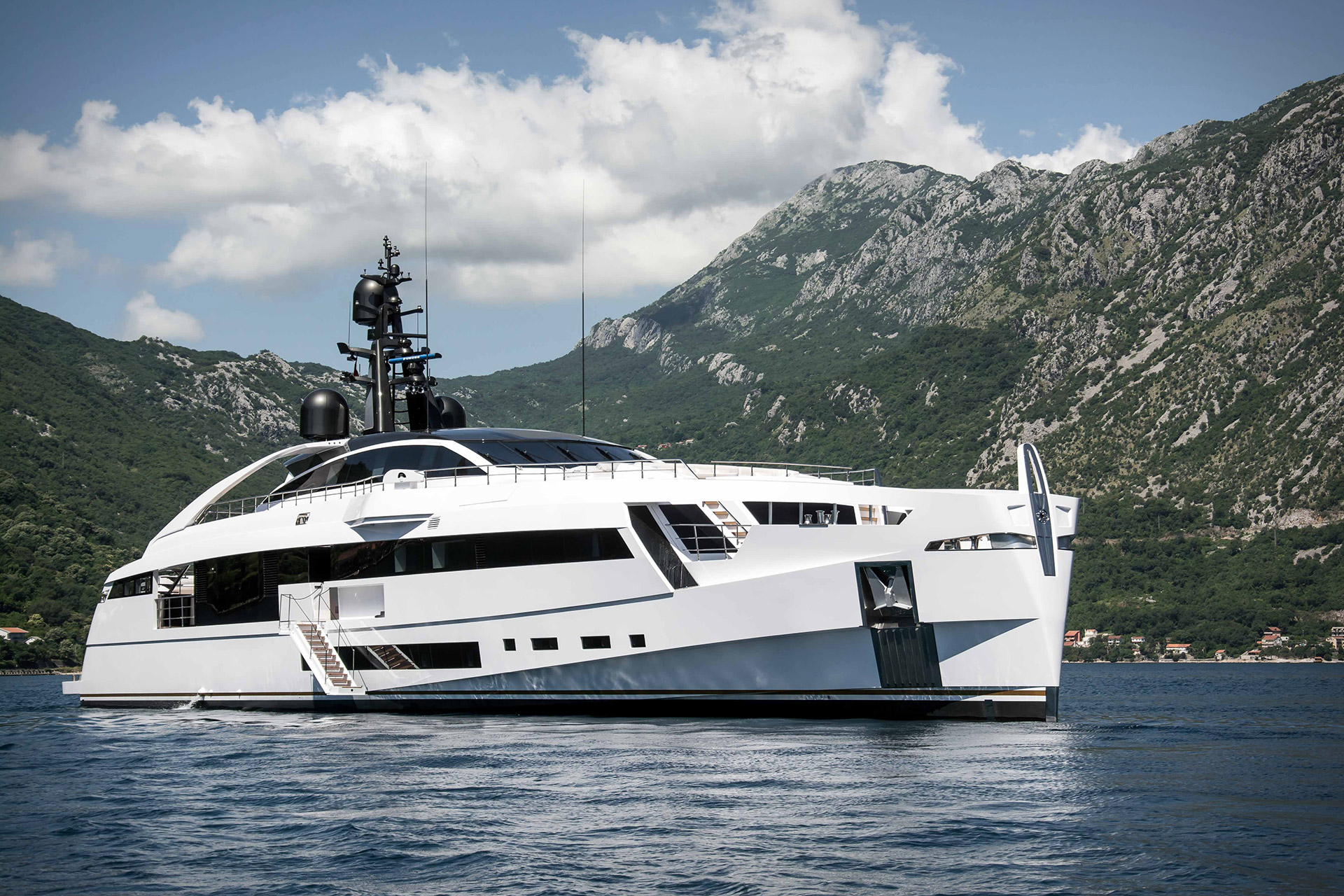 Superjahta ROSSINAVI AURORA ili Ruzinavi brod iz susjedstva