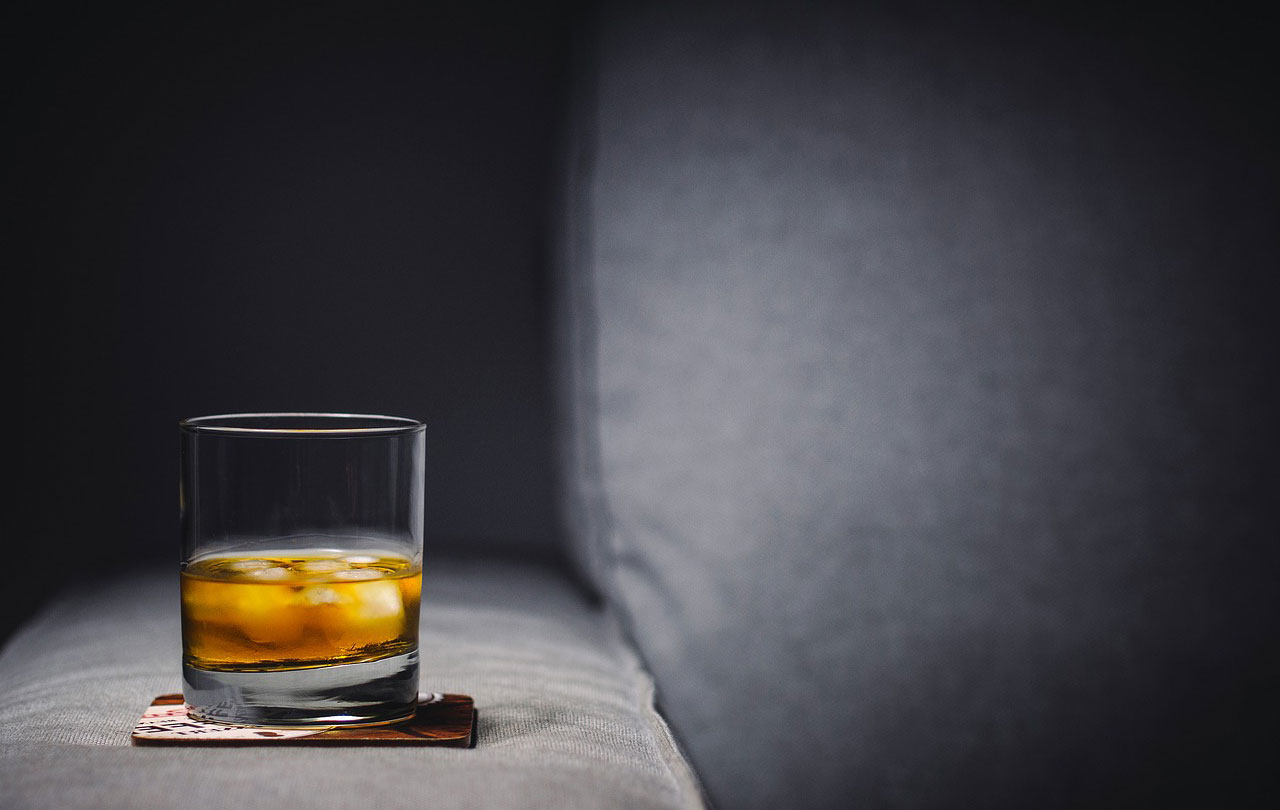 WHISKY ON THE ROCKS  U kockici leda pronađeno 52 tipa bakterija – a u viskiju preživjela nije ni jedna