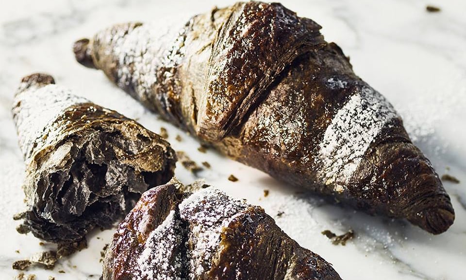 ČISTO LUDILO? Odjednom svi mrze kroasan s dodatkom aktivnog ugljena