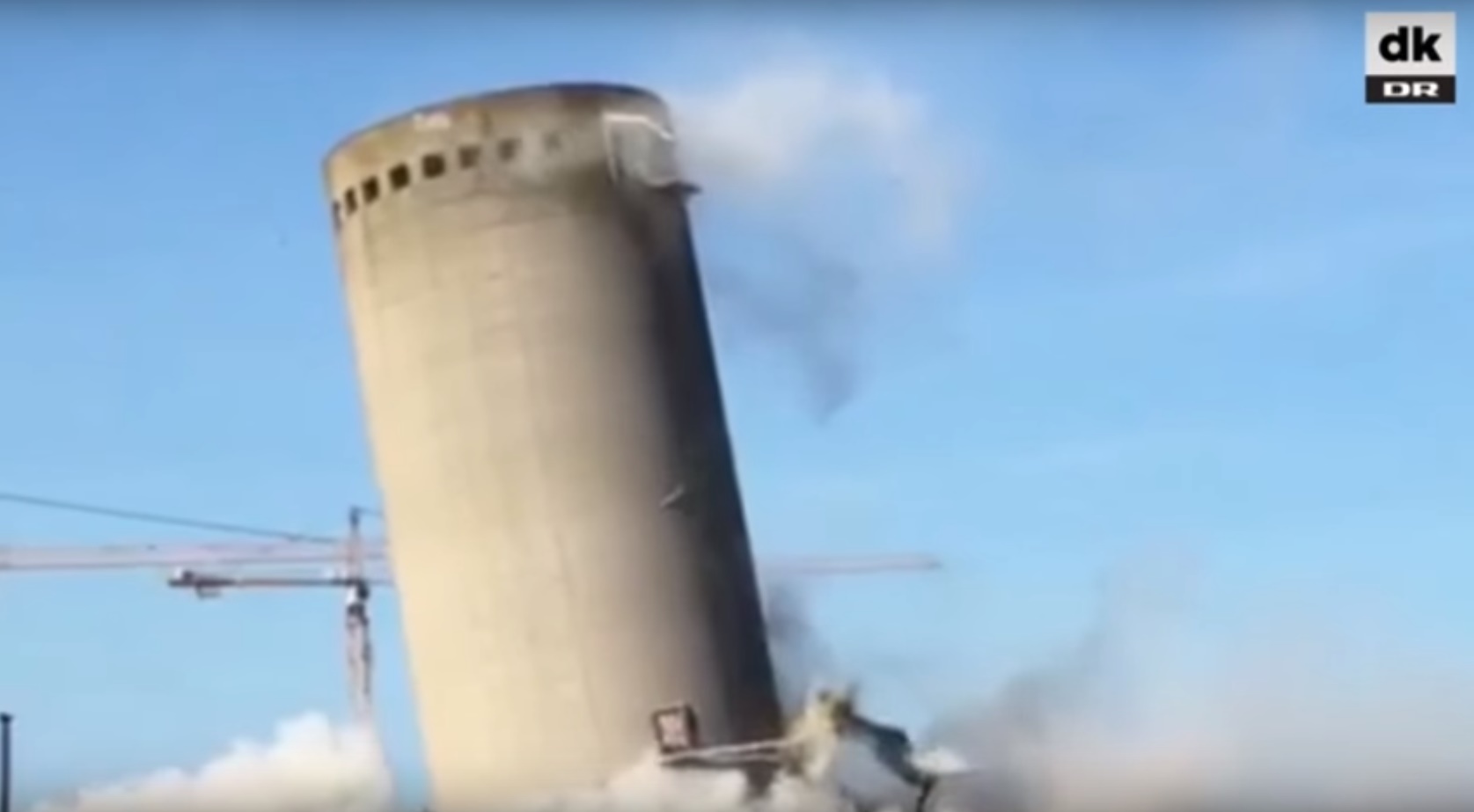 JOJ, DEČKI… Danci totalno zabrljali rušenje silosa, pao im na kulturni centar